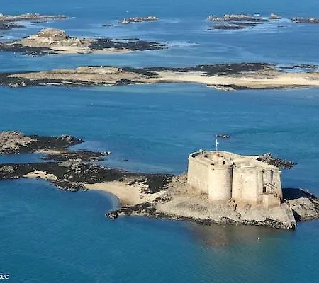 Les Gites De Kerroyal Garlan Buitenkant foto